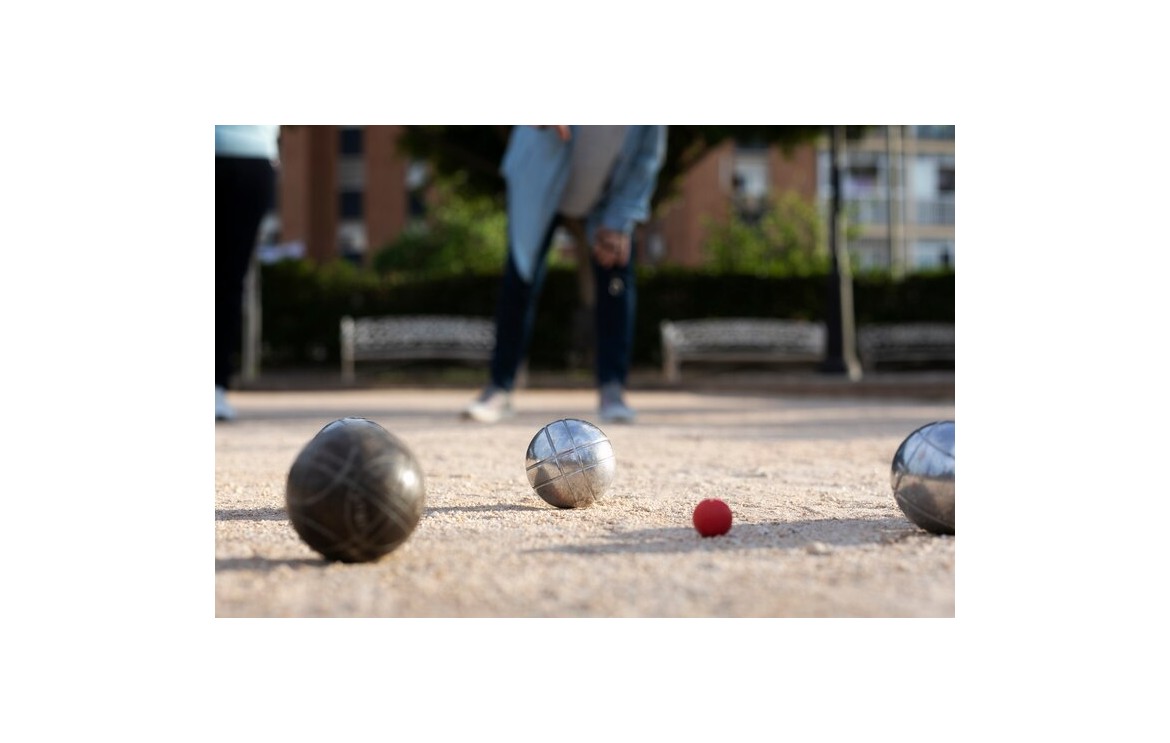 Le jet de but unique à la pétanque: pour ou contre?